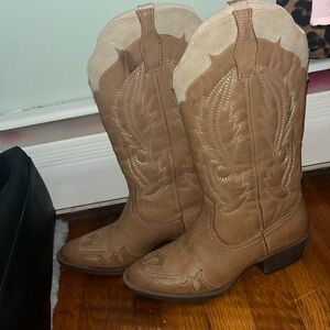 women’s cowboy boots size 8 never worn